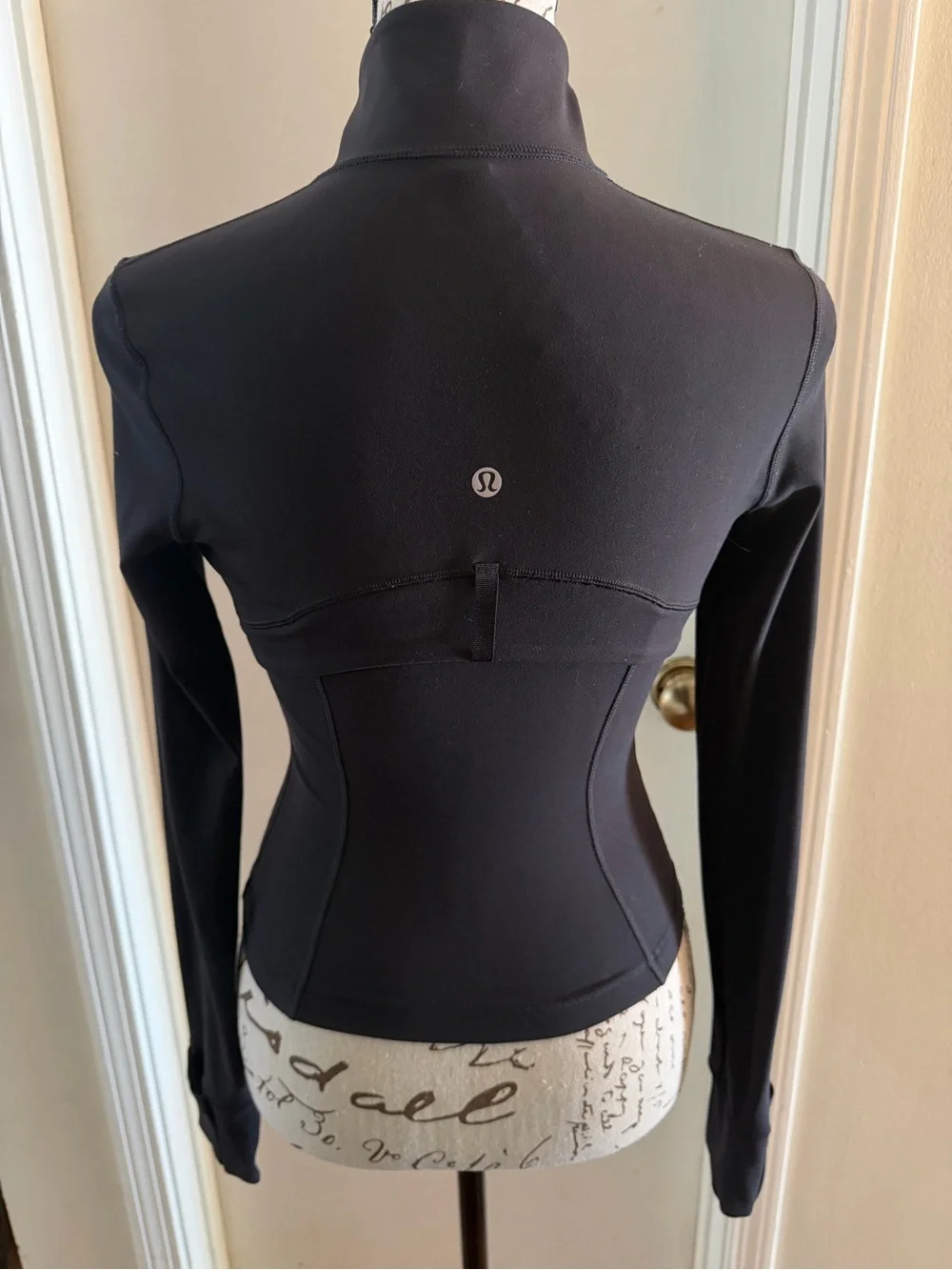 Pre-Owned Lululemon Athletica Track Jacket Black (Size 2)